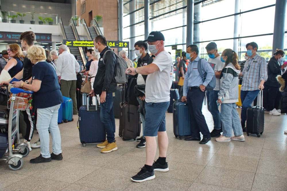 Les touristes font la queue à l'aéroport international de Phnom Penh